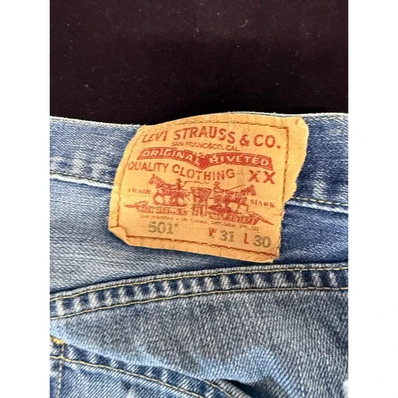 Levis 501 Mens Jeans 31x30 Light Wash Button Fly Straight Leg Denim Blue C8 - Picture 5 of 7
